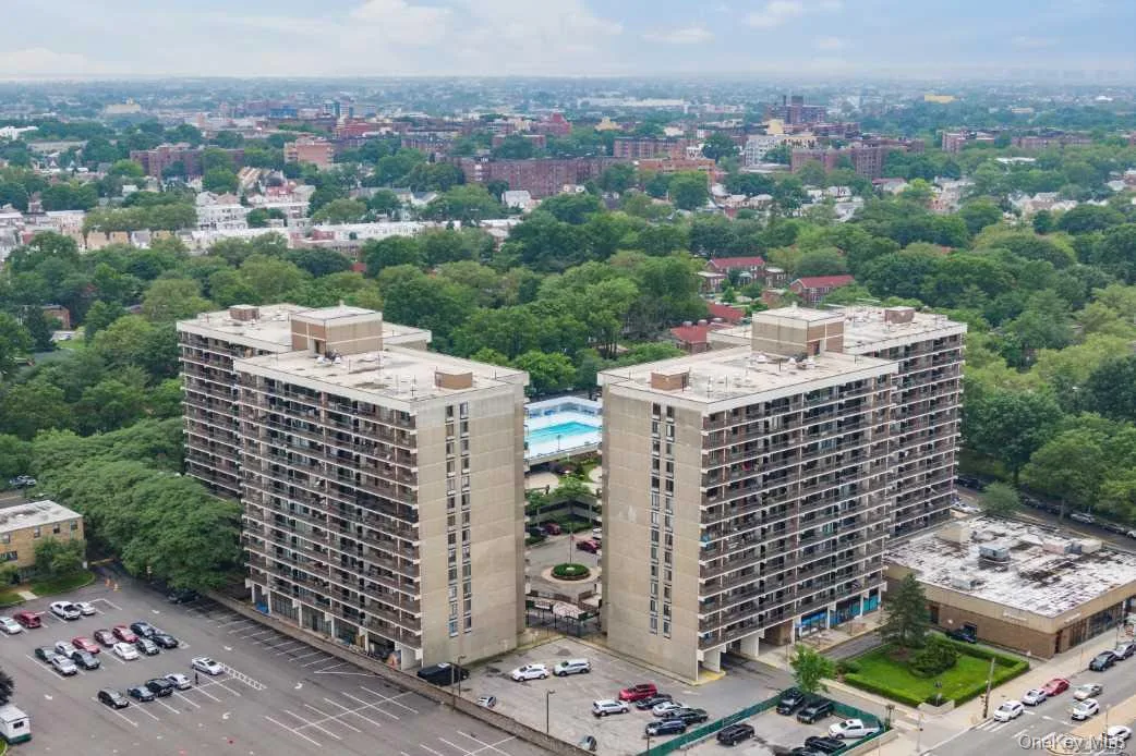 152-18 Union Turnpike #4 P, Kew Gardens Hills NY -- Village Mall at Hillcrest Condo for sale