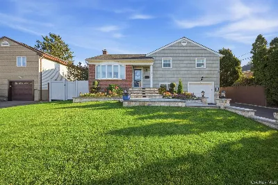 2624 Flower Street, Westbury