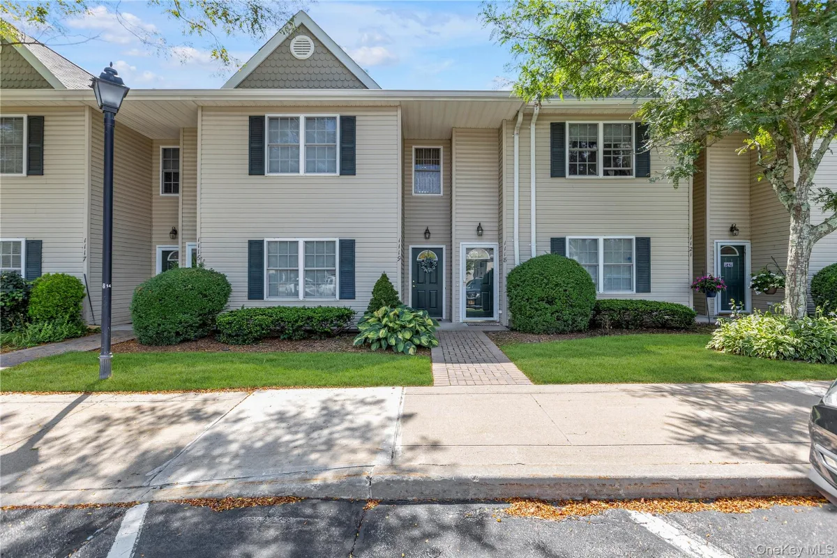 1118 Savoy Drive, Melville NY -- The Greens at Half Hollow Condo for sale