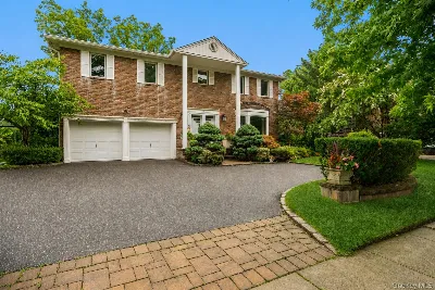 15 Hunt Court, Roslyn