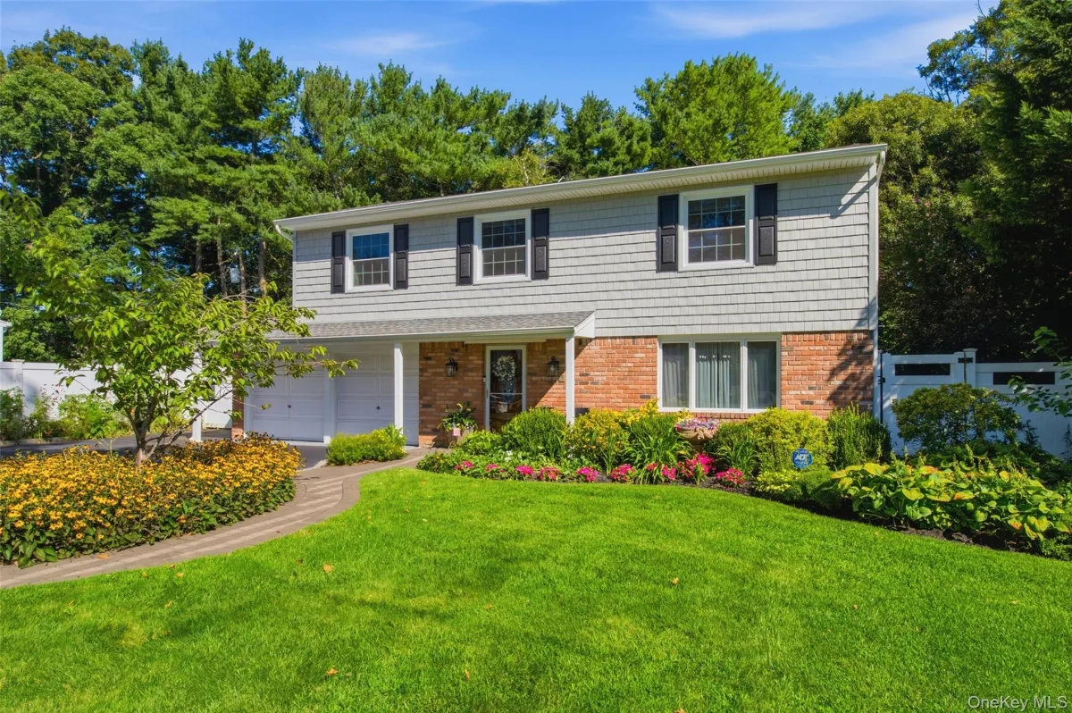 17 White Cliff Lane, Nesconset, NY 11767