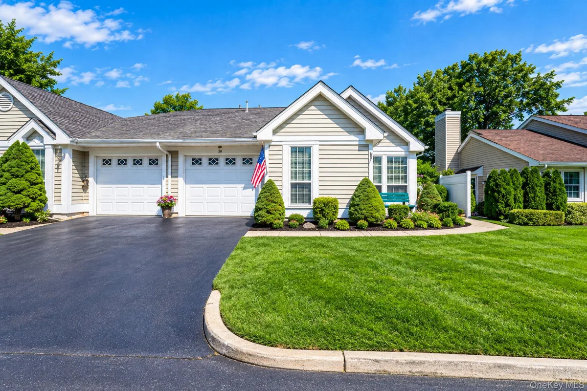 20 Wainscott Court, Ridge NY -- Leisure Glen Condo for sale