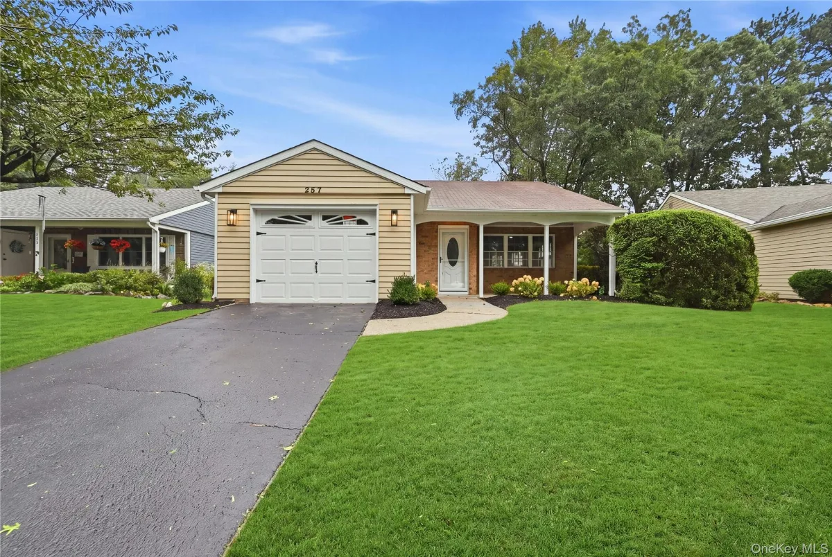 257 Edinburgh Drive, Ridge NY -- Leisure Knoll Condo for sale