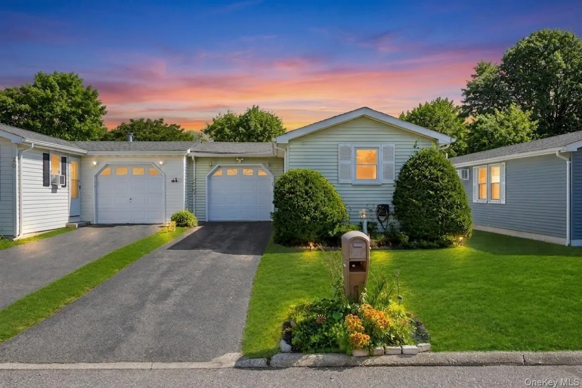 28 Greenwood Boulevard, Manorville NY -- Greenwood Village Condo for sale