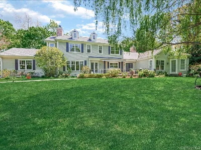 16 THE LOCH, Roslyn Estates