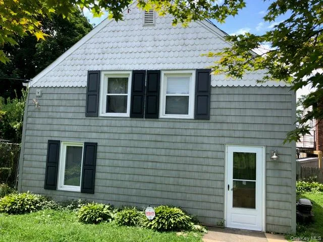 6 Cross Road, Bayville, NY 11709