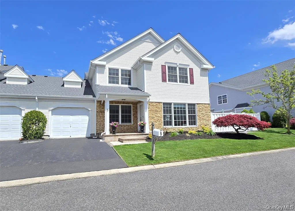 5 Charley Lane, Middle Island NY -- Birchwood at Spring Lake Condo for sale