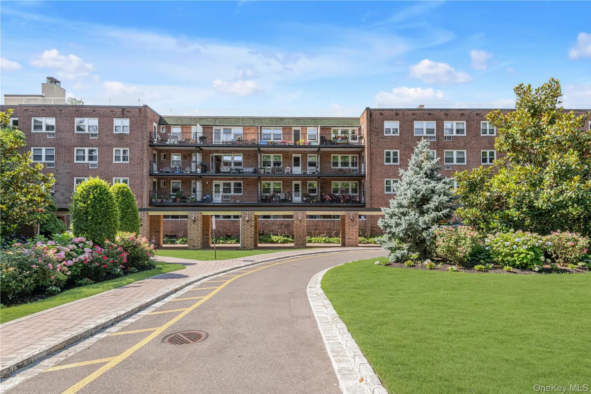 32 Pearsall Avenue #3F, Glen Cove NY -- Glen Pearsall Coop for sale