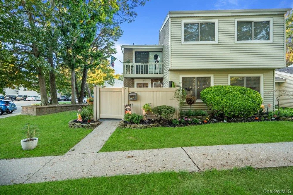 204 Springmeadow Drive #B, Holbrook NY -- Condo for sale