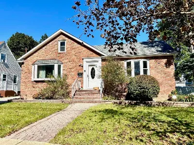 215 Mineola Avenue, Carle Place