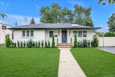 109 Nassau Drive, Albertson