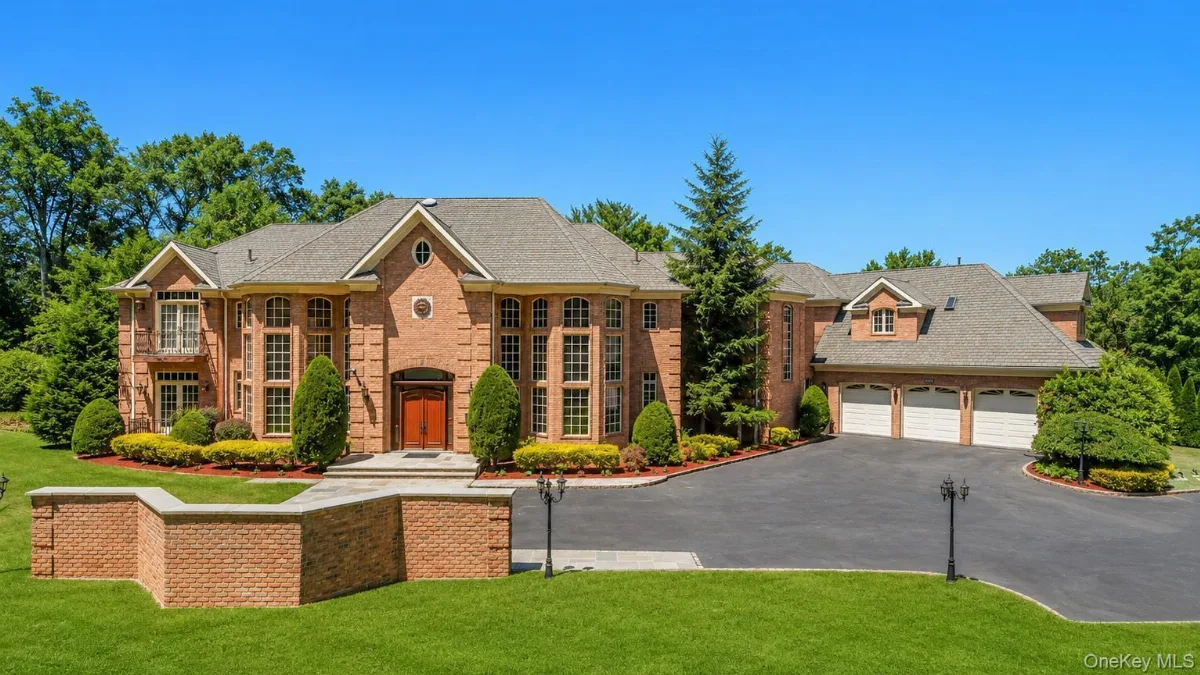 250 Oyster Bay Road, Locust Valley, NY 11560