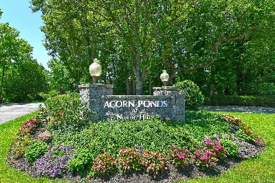 19 Frost Pond Drive, Roslyn
