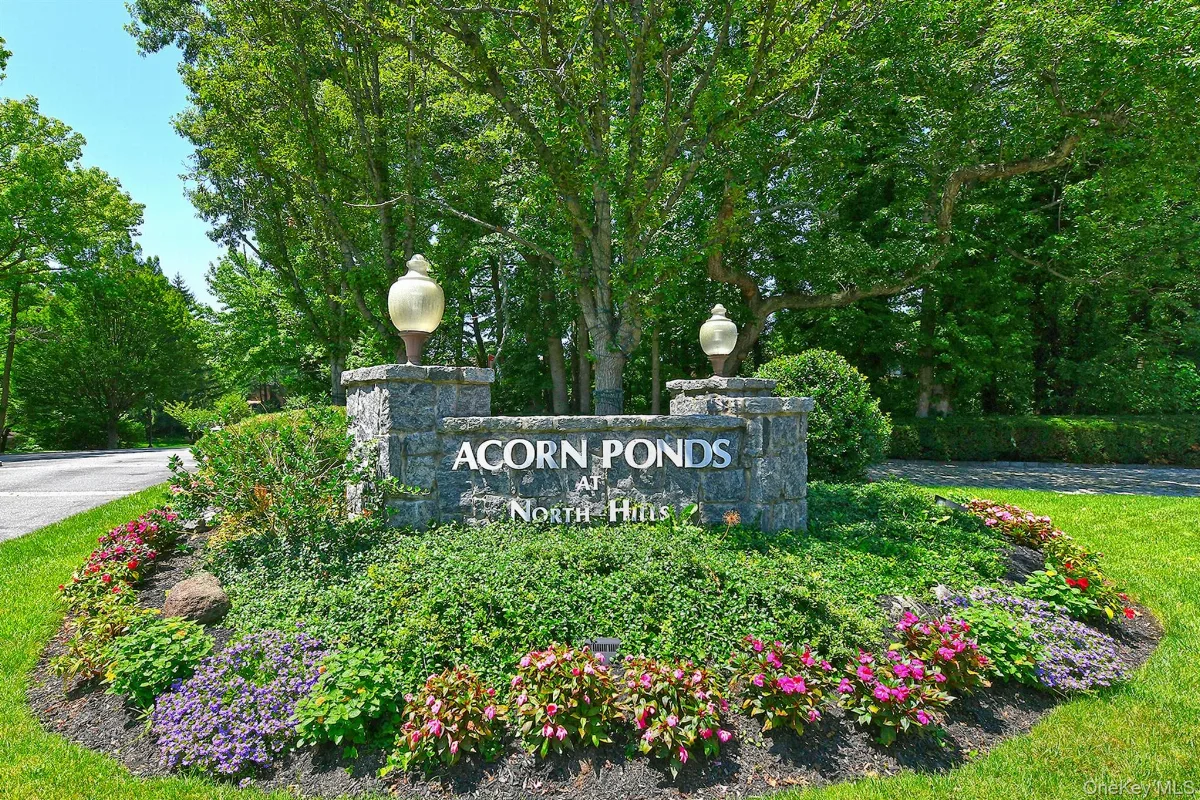 19 Frost Pond Drive, Roslyn NY -- Acorn Ponds Condo for sale