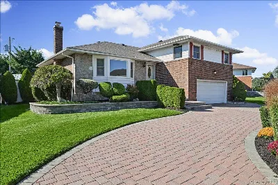 698 Edgewood Drive, Westbury