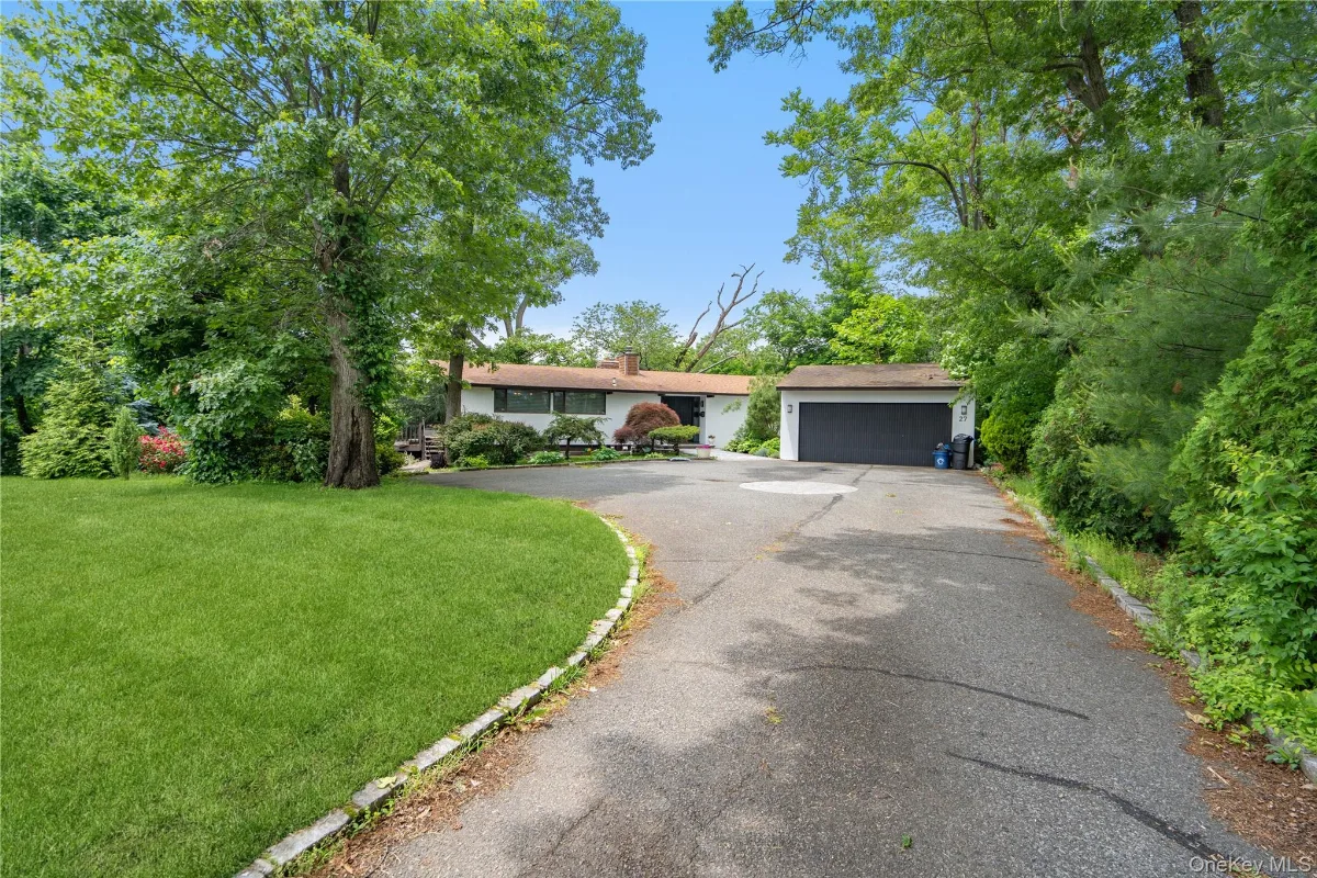 27 Parkway Drive, Roslyn Heights, NY 11577