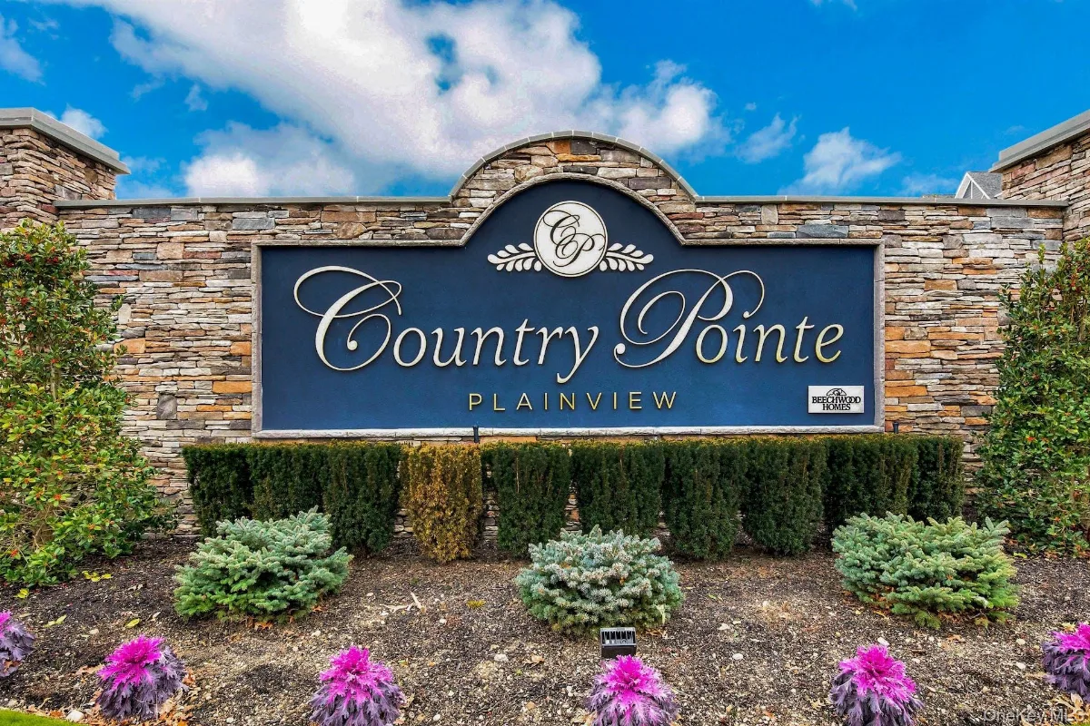 17101 Aspenwood Drive, Plainview NY -- Country Pointe Plainview Condo for sale