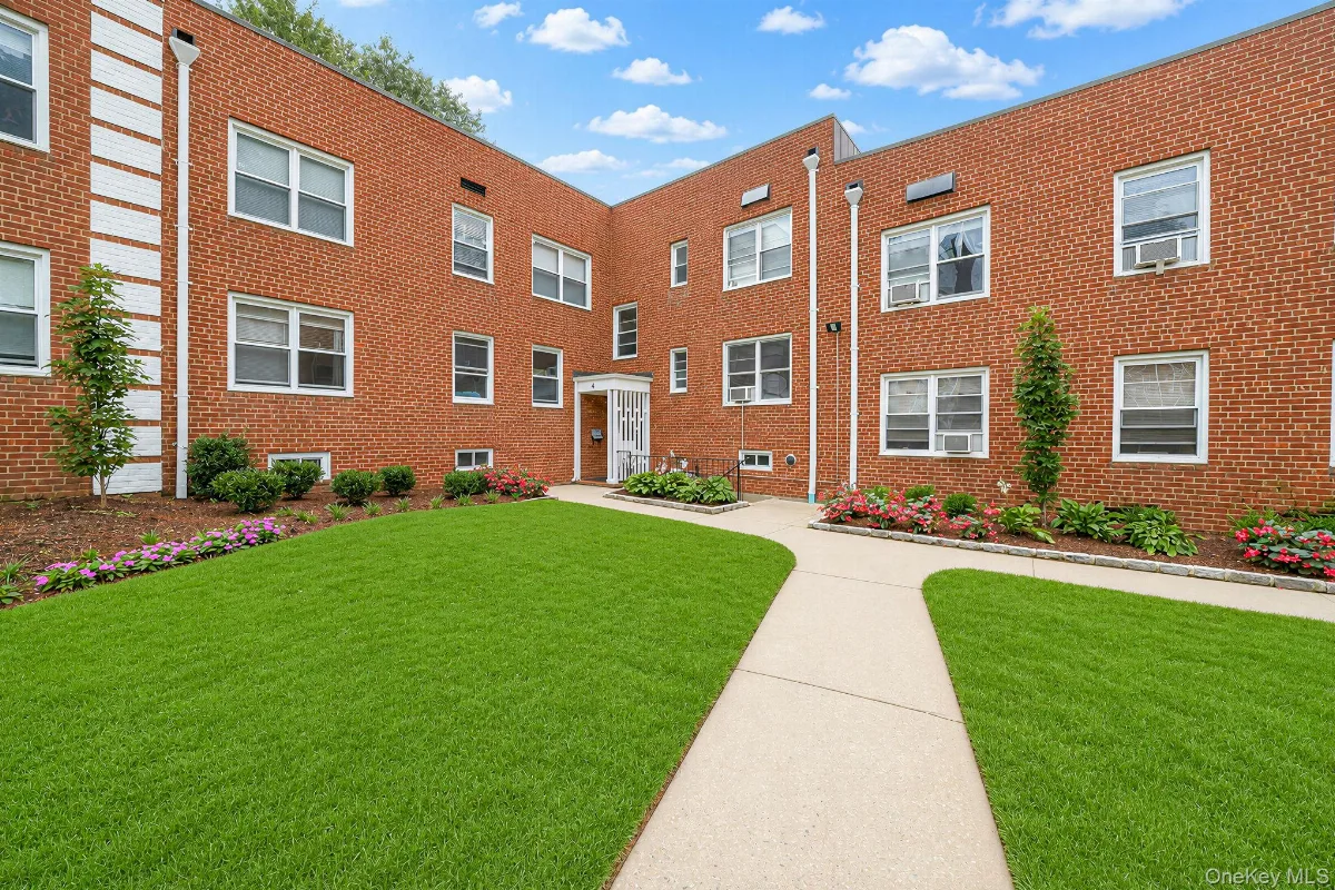 4 Edwards St #1E, Roslyn Heights NY -- Roslyn Gardens Coop for sale