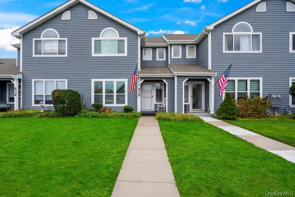 824 Birchwood Park Drive, Middle Island NY -- Birchwood at Spring Lake Condo for sale