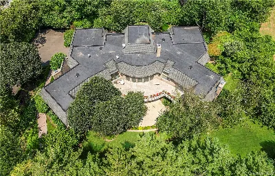 13 Chanticlare Drive, Manhasset