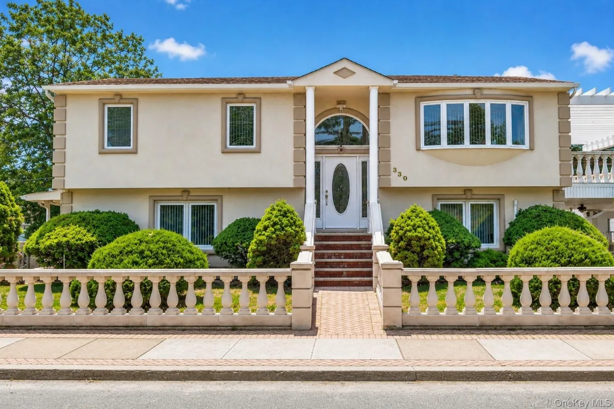 330 Bayville Avenue, Bayville, NY 11709