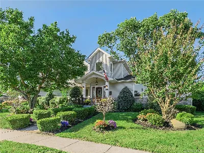 752 Kensington Court, Westbury