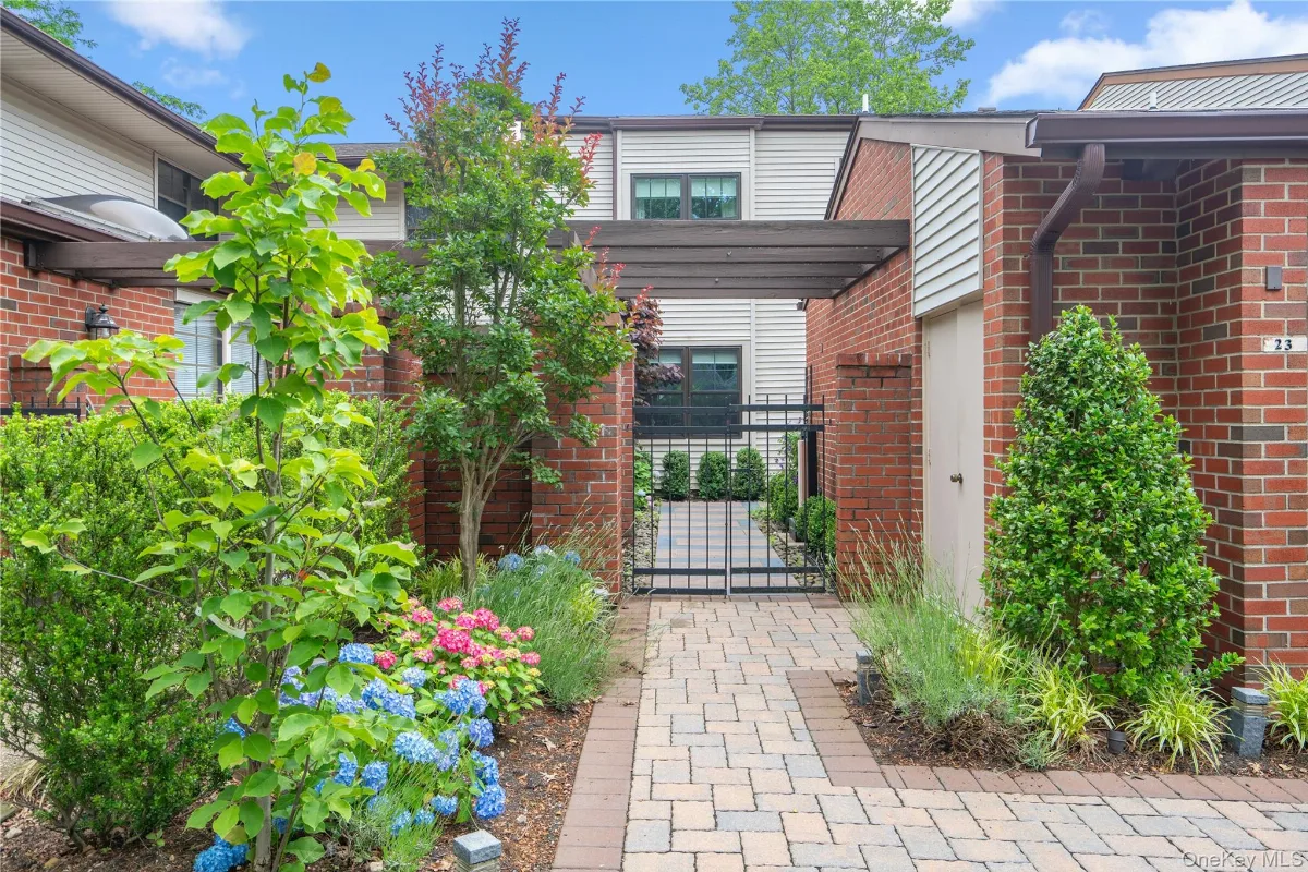 23 Estates Terrace N, Manhasset, NY 11030