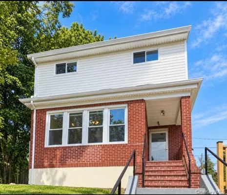 13 Knoll Place, Glen Cove, NY 11542