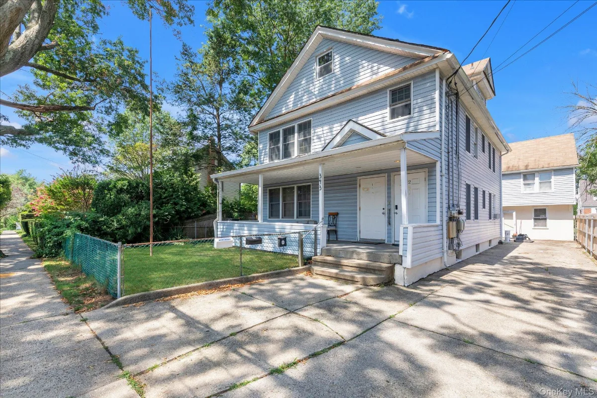343 Roslyn Avenue, Carle Place, NY 11514