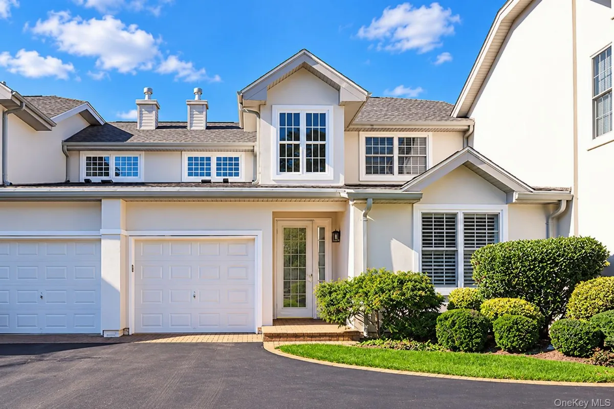 581 Verona Drive, Melville NY -- The Greens at Half Hollow Condo for sale