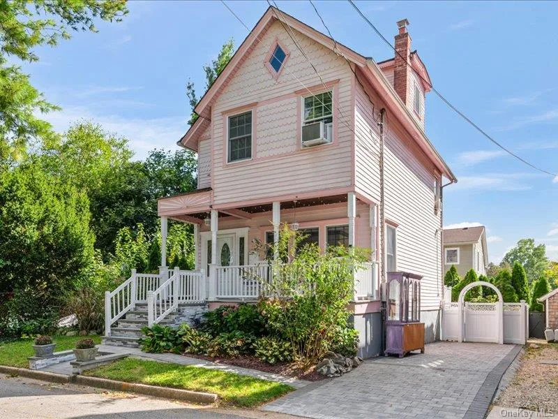 39 12th Avenue, Sea Cliff, NY 11579