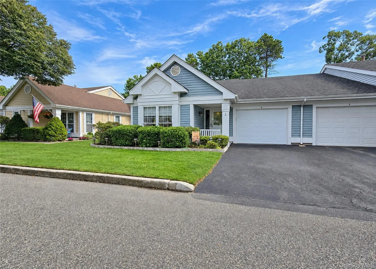 4 Orient Court, Ridge NY -- Leisure Glen Condo for sale