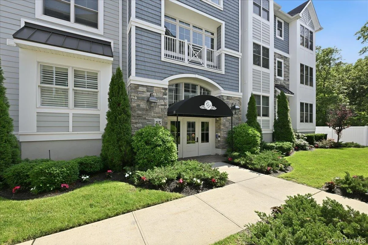 15103 Aspenwood Drive, Plainview NY -- Country Pointe Plainview Condo for sale