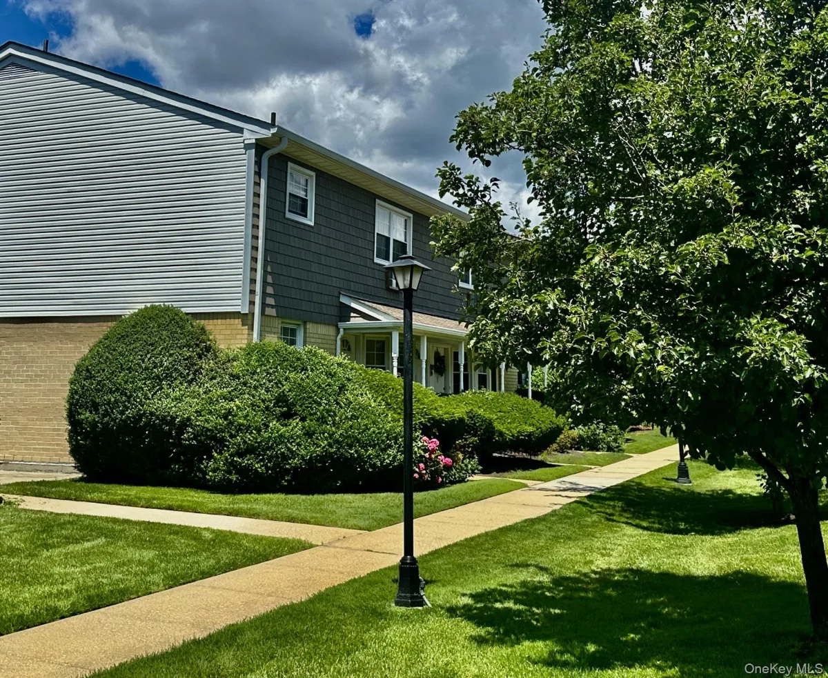 3922 Wilshire Lane #H, Oakdale NY -- Birchwood on the Green Coop for sale