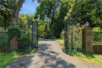 790 Bryant Avenue, Roslyn Harbor