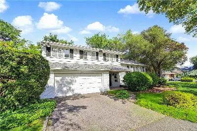 105 Serpentine Lane, Albertson
