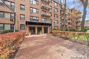 6 Birchwood Court #4B, Mineola NY -- Birchwood Court Coop for sale
