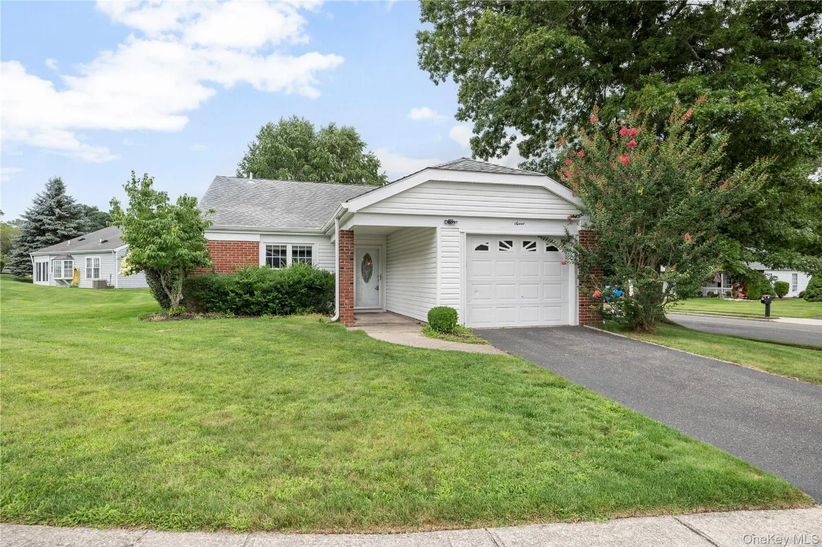 7 Avon Court, Ridge NY -- Leisure Knoll Condo for sale