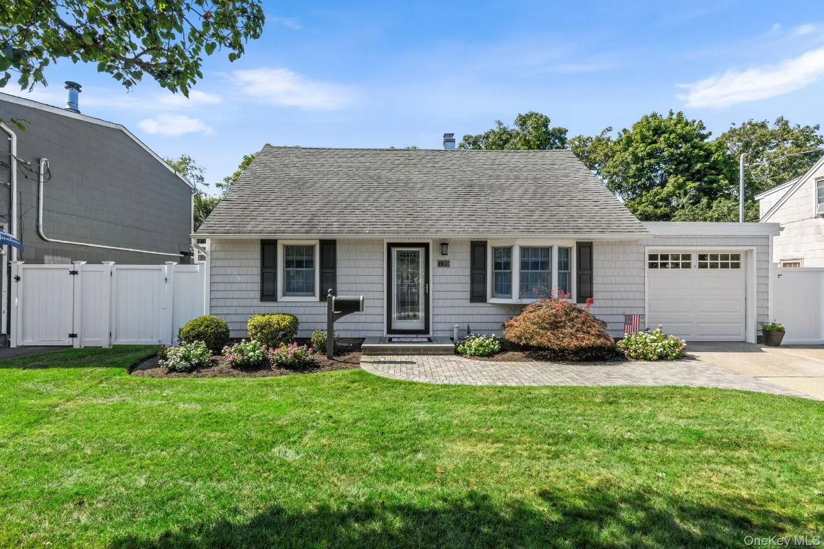 139 Arlyn Drive W, Massapequa, NY 11758
