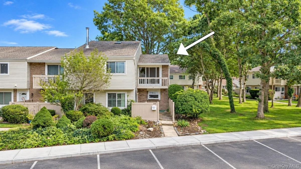 204 Springmeadow Drive #M, Holbrook NY -- Woodgate Village Condo for sale