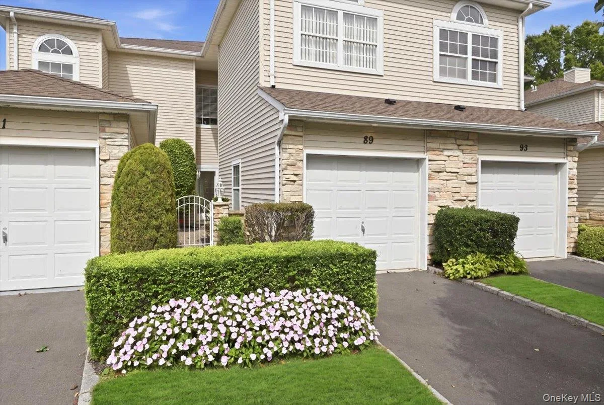 89 Windwatch Drive, Hauppauge, NY 11788