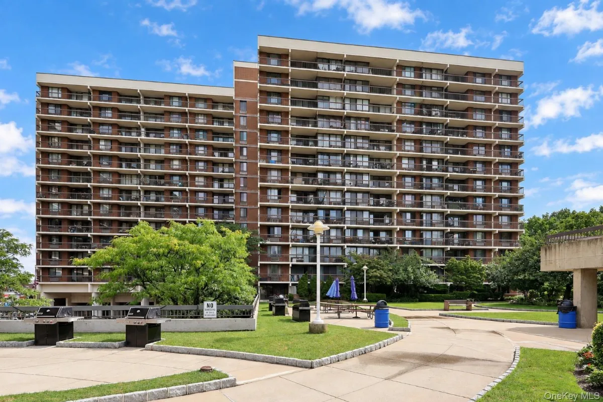 150-38 Union Turnpike #8D, Kew Gardens Hills NY -- Village Mall at Hillcrest Condo for sale