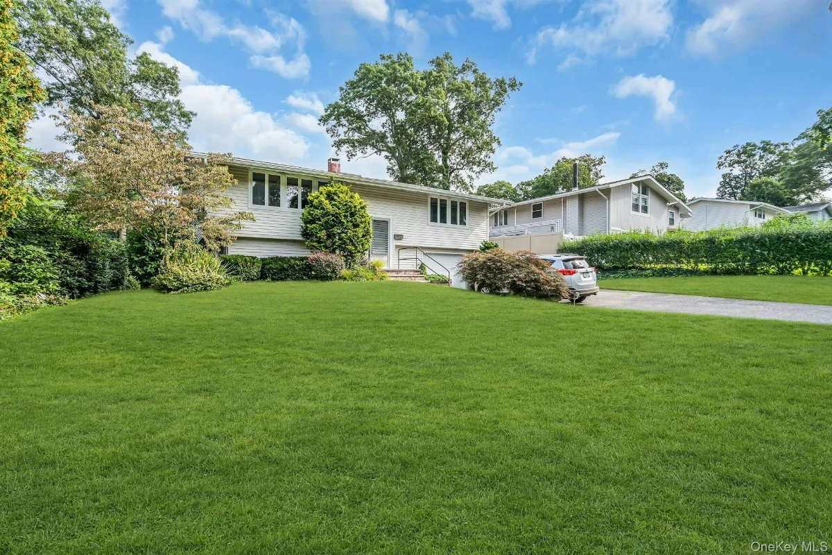 23 Redleaf Lane, Commack, NY 11725