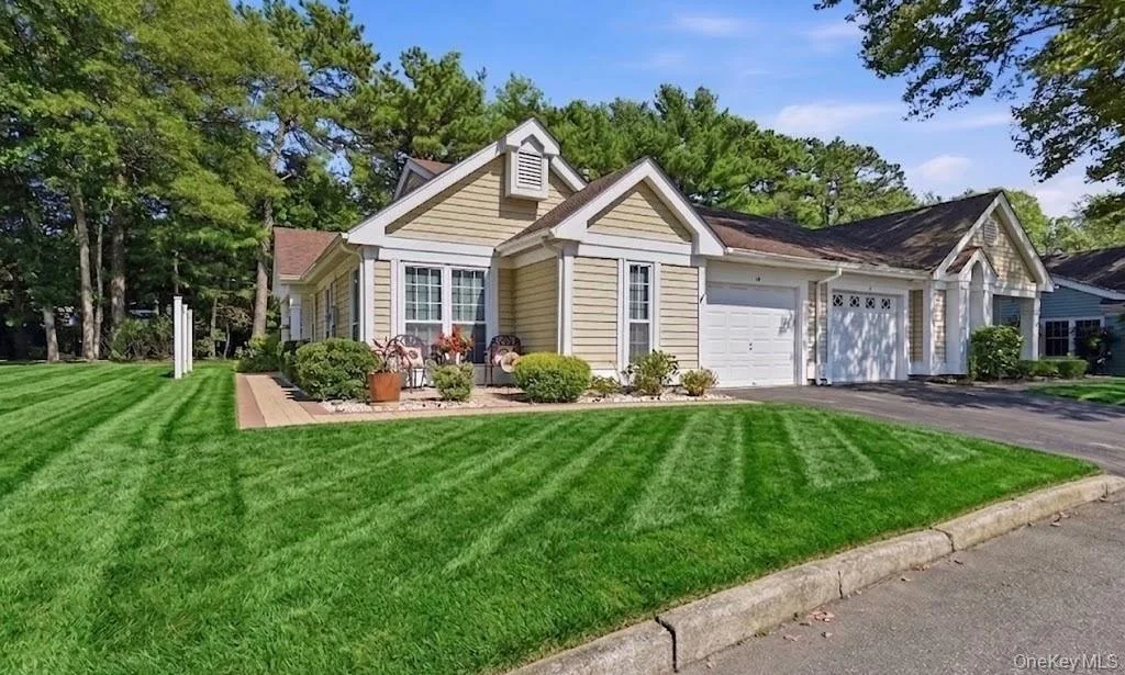 15 Glen Drive, Ridge NY -- Leisure Glen Condo for sale