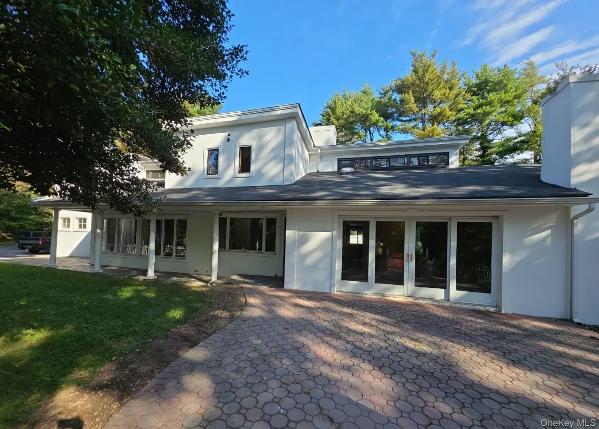 549 Woodbury Road, Cold Spring Harbor, NY 11724