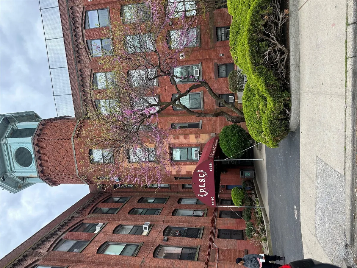 8410 101 Street, Richmond Hill, NY 11418