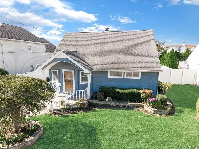 937 Mirabelle Avenue, Westbury