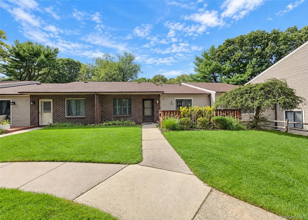 810 Woodland Court, Coram NY -- Bretton Woods Condo for sale