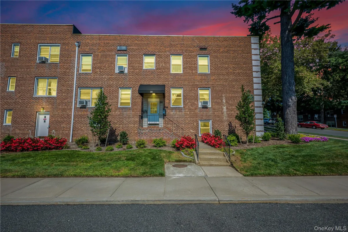 24 Edwards Street, #1G, Roslyn Heights NY -- Roslyn Gardens Coop for sale