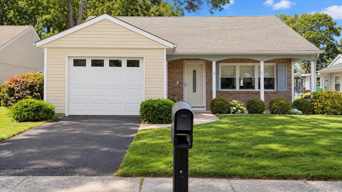 346 Edinburgh Drive, Ridge NY -- Leisure Knoll Condo for sale